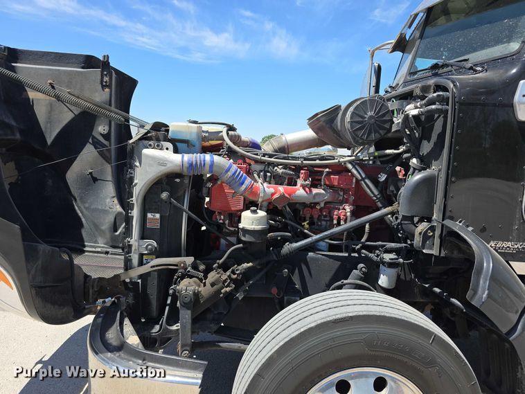 image for item DT6878 2010 Peterbilt 386 semi truck