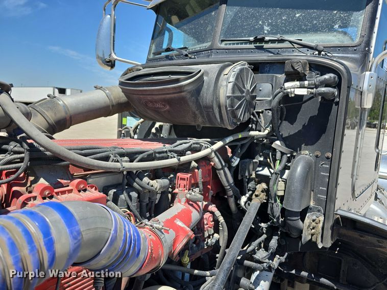 image for item DT6878 2010 Peterbilt 386 semi truck