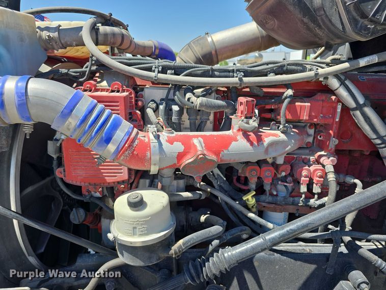 image for item DT6878 2010 Peterbilt 386 semi truck