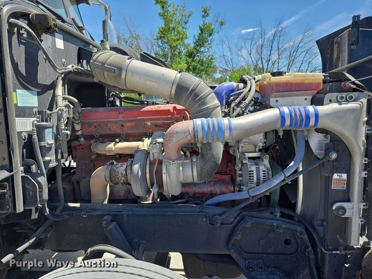 image for item DT6878 2010 Peterbilt 386 semi truck