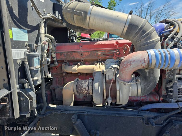 image for item DT6878 2010 Peterbilt 386 semi truck