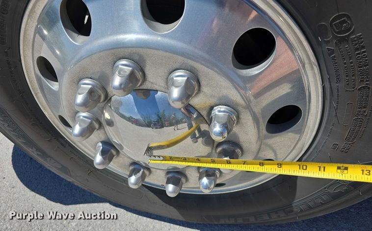 image for item DT6878 2010 Peterbilt 386 semi truck