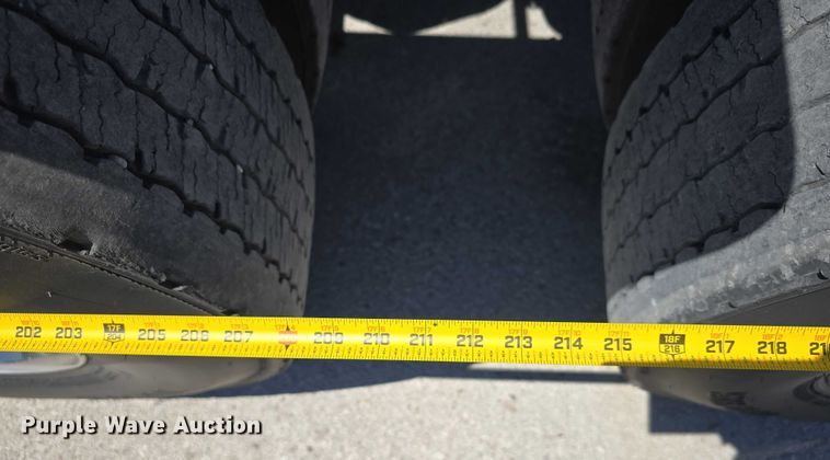 image for item DT6878 2010 Peterbilt 386 semi truck