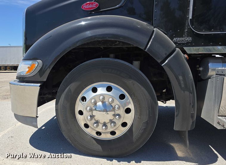 image for item DT6878 2010 Peterbilt 386 semi truck