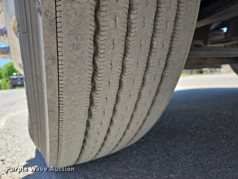 image for item DT6878 2010 Peterbilt 386 semi truck