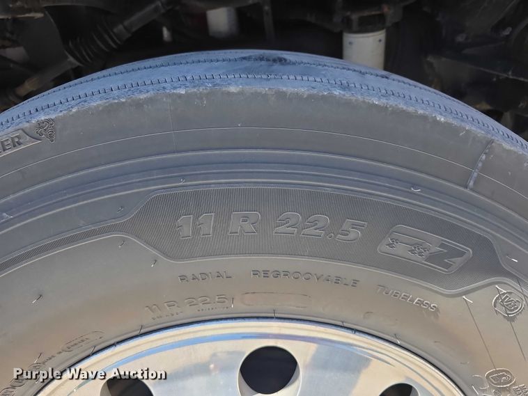 image for item DT6878 2010 Peterbilt 386 semi truck