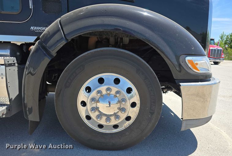 image for item DT6878 2010 Peterbilt 386 semi truck