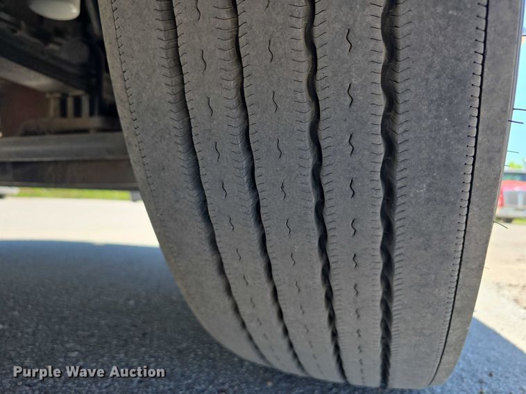 image for item DT6878 2010 Peterbilt 386 semi truck