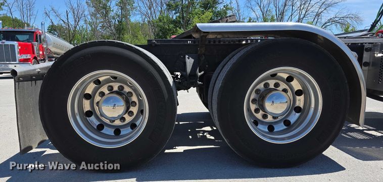 image for item DT6878 2010 Peterbilt 386 semi truck