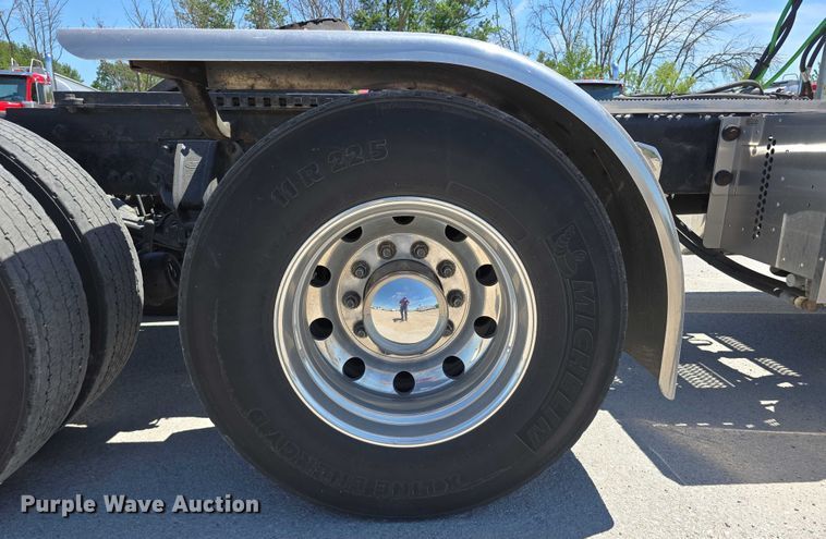 image for item DT6878 2010 Peterbilt 386 semi truck