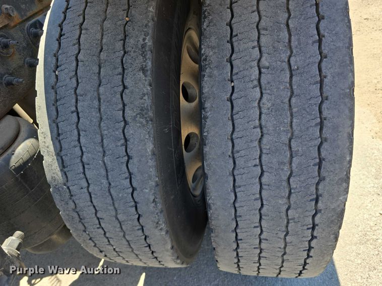 image for item DT6878 2010 Peterbilt 386 semi truck