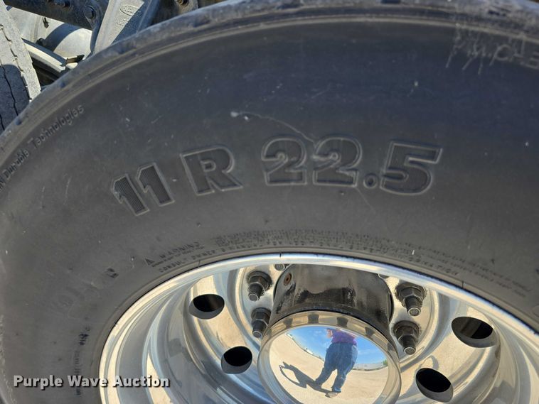 image for item DT6878 2010 Peterbilt 386 semi truck