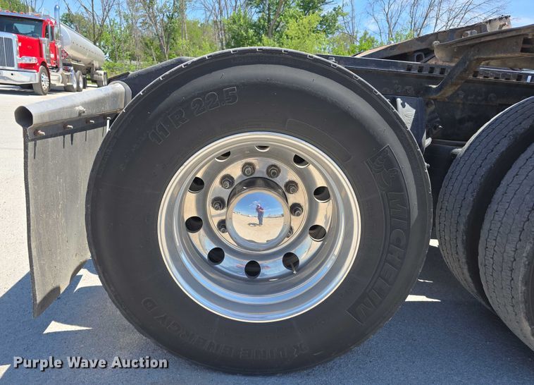 image for item DT6878 2010 Peterbilt 386 semi truck