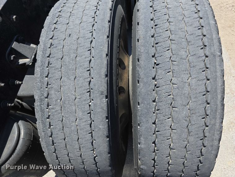 image for item DT6878 2010 Peterbilt 386 semi truck