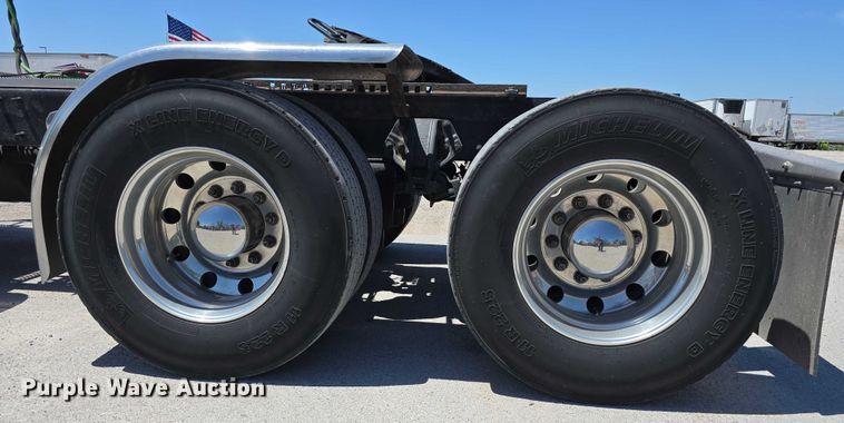 image for item DT6878 2010 Peterbilt 386 semi truck