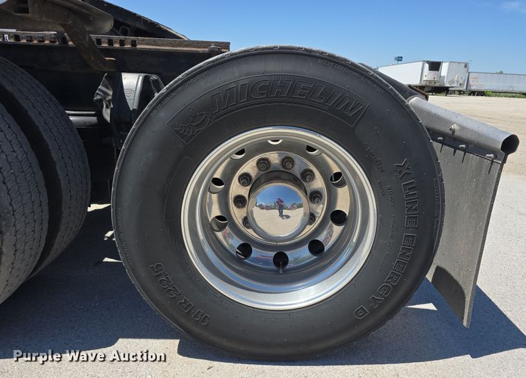 image for item DT6878 2010 Peterbilt 386 semi truck