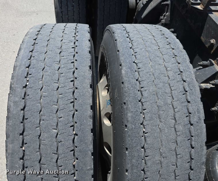 image for item DT6878 2010 Peterbilt 386 semi truck