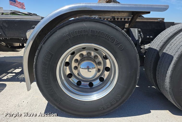 image for item DT6878 2010 Peterbilt 386 semi truck