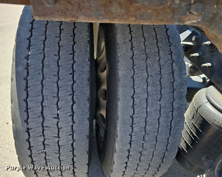 image for item DT6878 2010 Peterbilt 386 semi truck