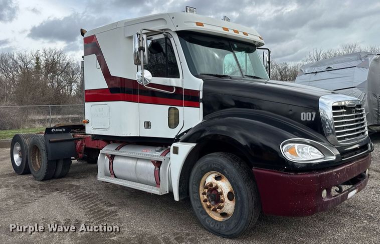 image for item DU3429 2001 Freightliner Columbia semi truck