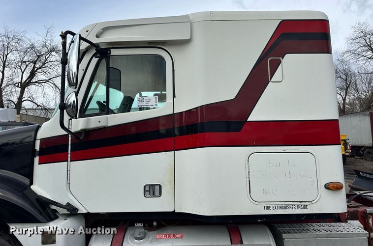 image for item DU3429 2001 Freightliner Columbia semi truck