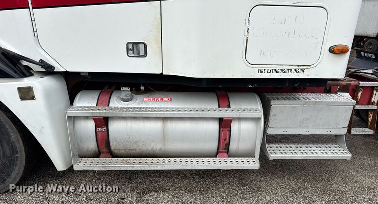 image for item DU3429 2001 Freightliner Columbia semi truck