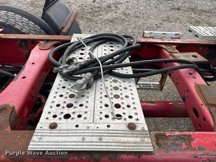 image for item DU3429 2001 Freightliner Columbia semi truck