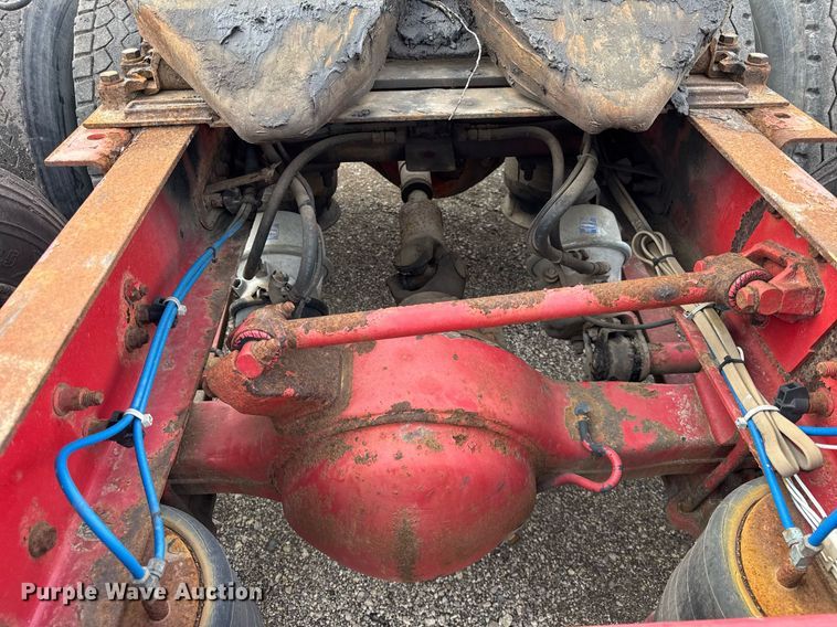 image for item DU3429 2001 Freightliner Columbia semi truck