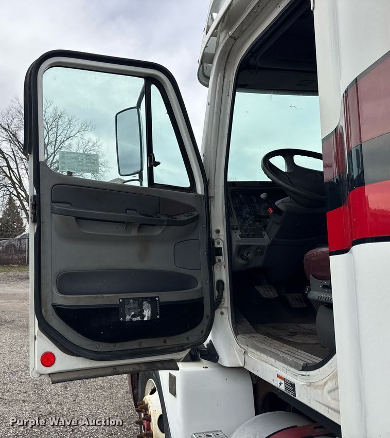 image for item DU3429 2001 Freightliner Columbia semi truck