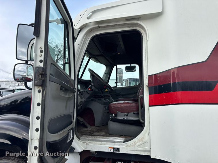 image for item DU3429 2001 Freightliner Columbia semi truck