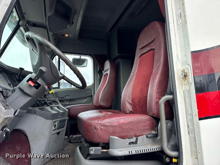 image for item DU3429 2001 Freightliner Columbia semi truck