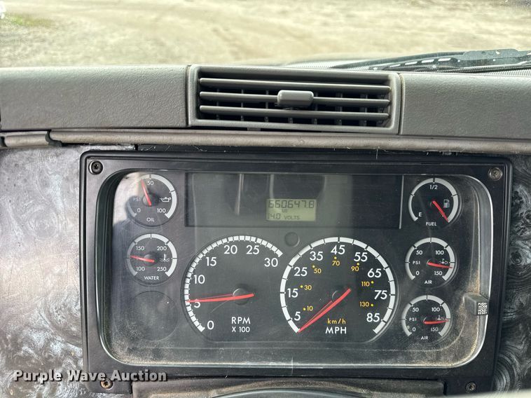 image for item DU3429 2001 Freightliner Columbia semi truck