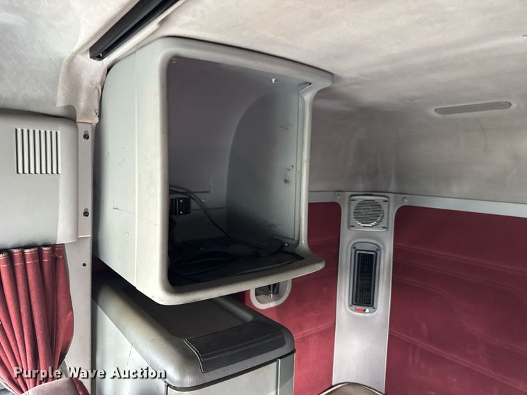 image for item DU3429 2001 Freightliner Columbia semi truck