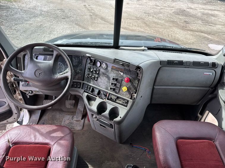 image for item DU3429 2001 Freightliner Columbia semi truck