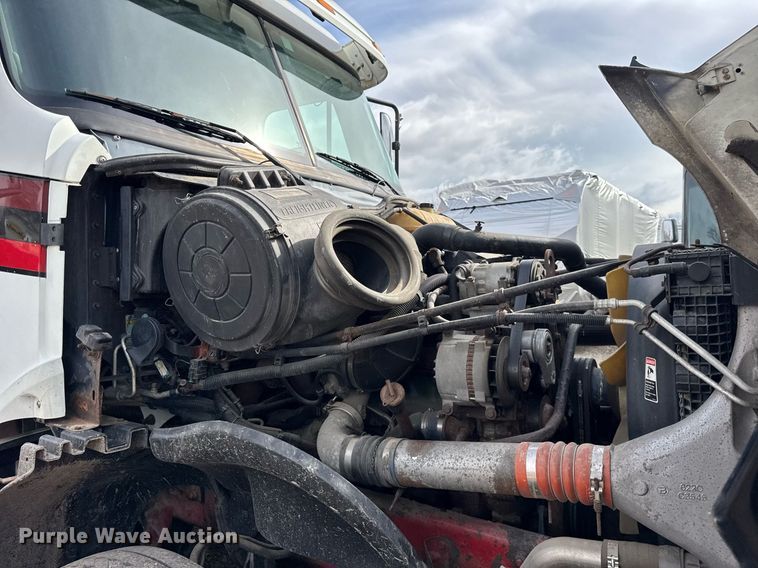 image for item DU3429 2001 Freightliner Columbia semi truck