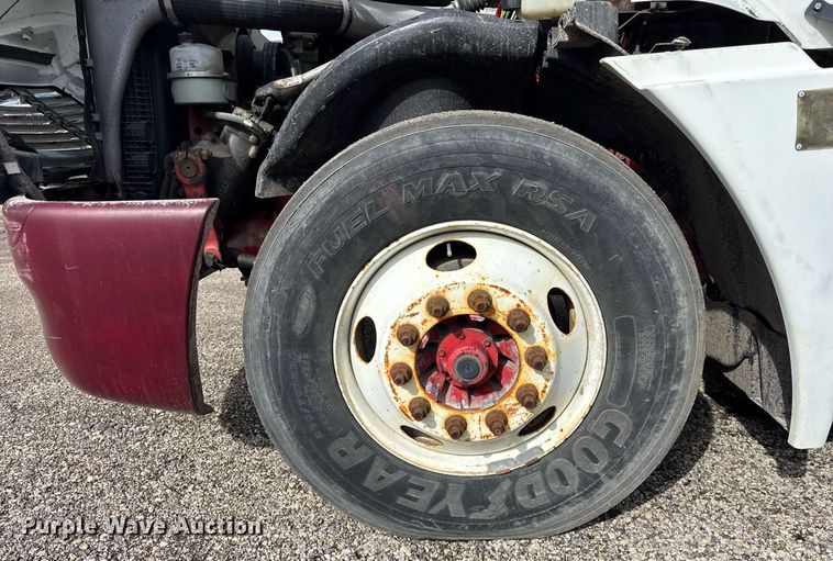 image for item DU3429 2001 Freightliner Columbia semi truck