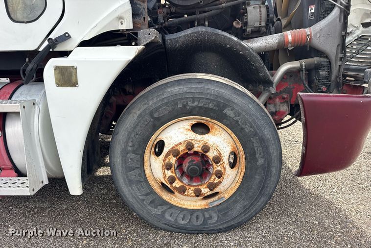 image for item DU3429 2001 Freightliner Columbia semi truck