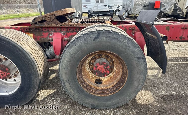 image for item DU3429 2001 Freightliner Columbia semi truck