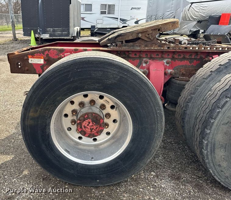 image for item DU3429 2001 Freightliner Columbia semi truck