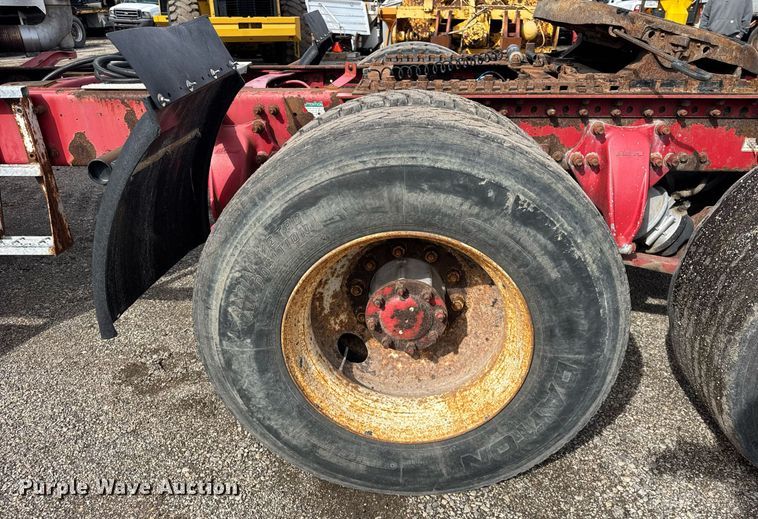 image for item DU3429 2001 Freightliner Columbia semi truck