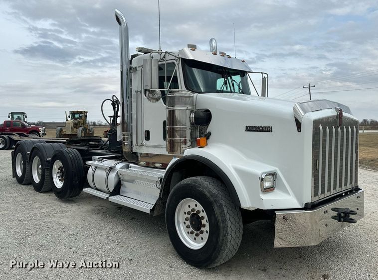 image for item DV1822 2008 Kenworth T800B semi truck