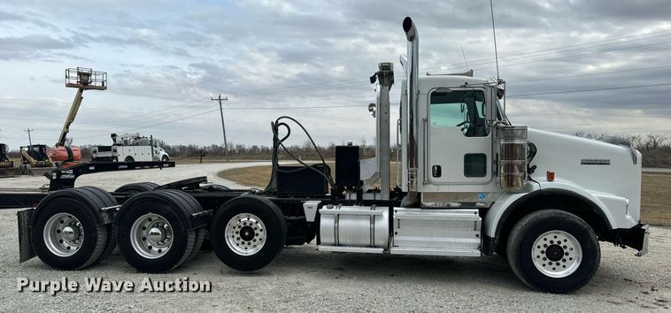 image for item DV1822 2008 Kenworth T800B semi truck