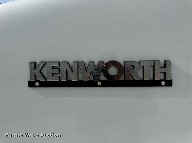 image for item DV1822 2008 Kenworth T800B semi truck