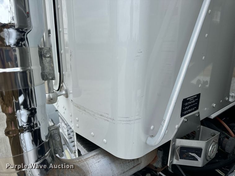 image for item DV1822 2008 Kenworth T800B semi truck