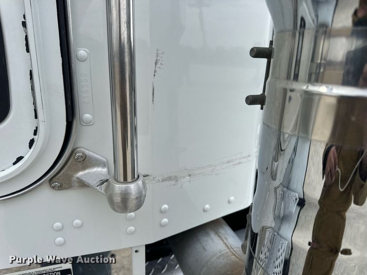 image for item DV1822 2008 Kenworth T800B semi truck