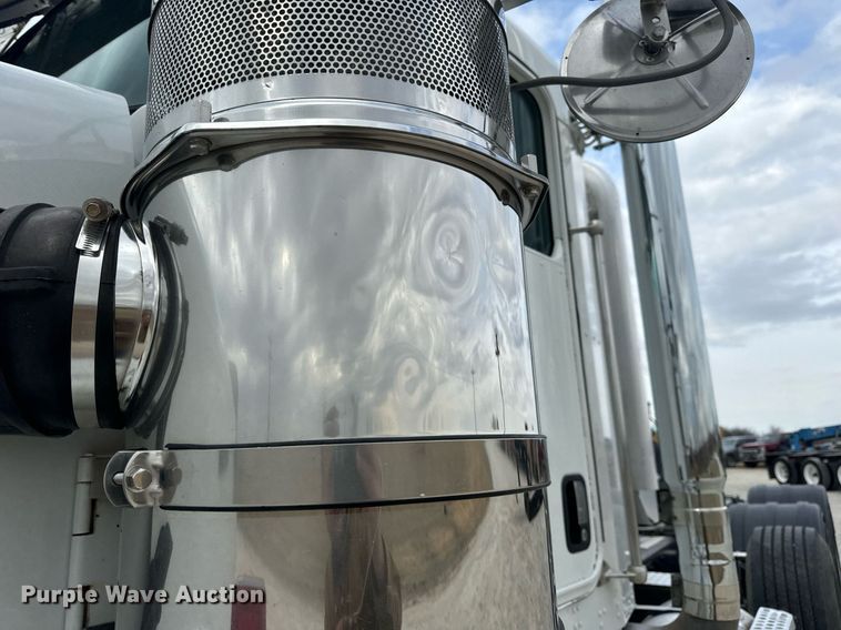 image for item DV1822 2008 Kenworth T800B semi truck