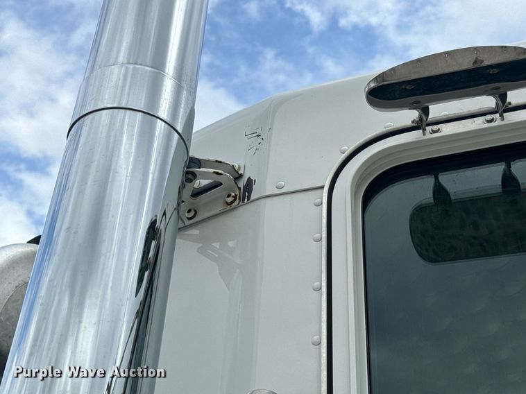 image for item DV1822 2008 Kenworth T800B semi truck