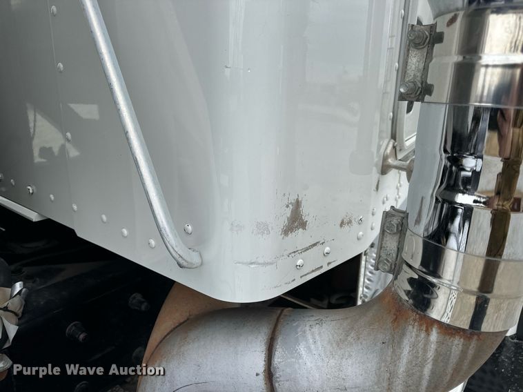 image for item DV1822 2008 Kenworth T800B semi truck