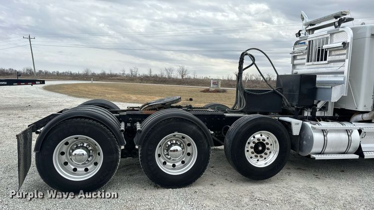 image for item DV1822 2008 Kenworth T800B semi truck