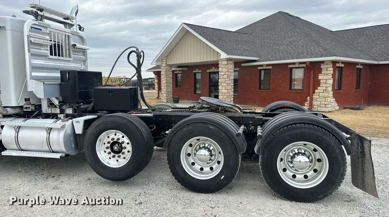 image for item DV1822 2008 Kenworth T800B semi truck